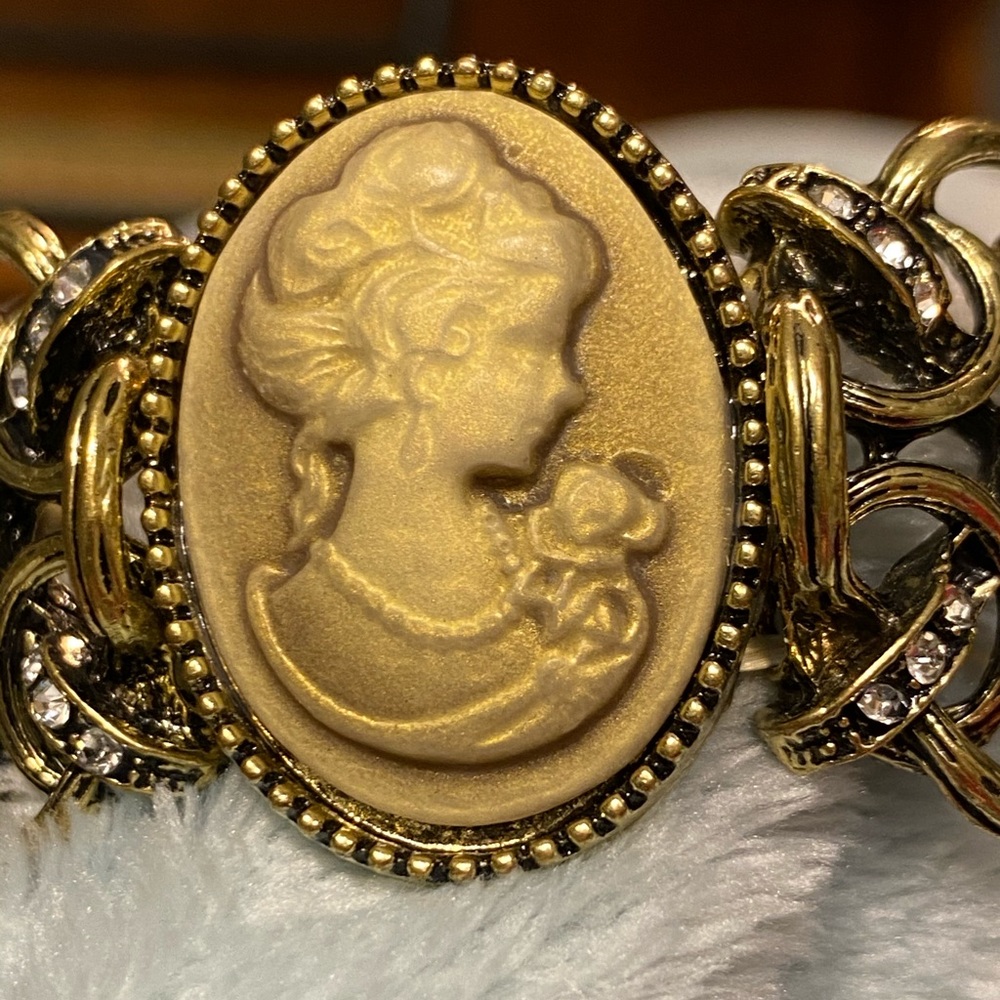 Vintage  costume cameo stretch cuff brac…